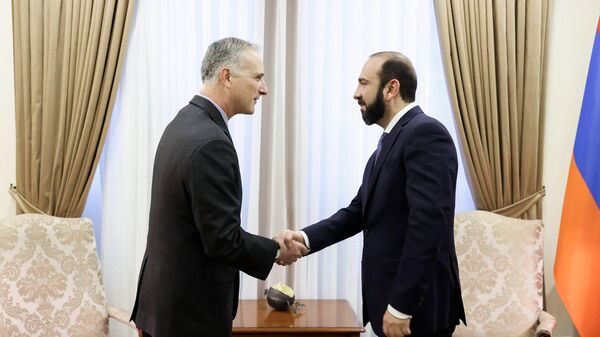 Министр иностранных дел Арарат Мирзоян принял старшего советника США по кавказским переговорам Луиса Боно (13 марта 2024). Еревaн - Sputnik Армения