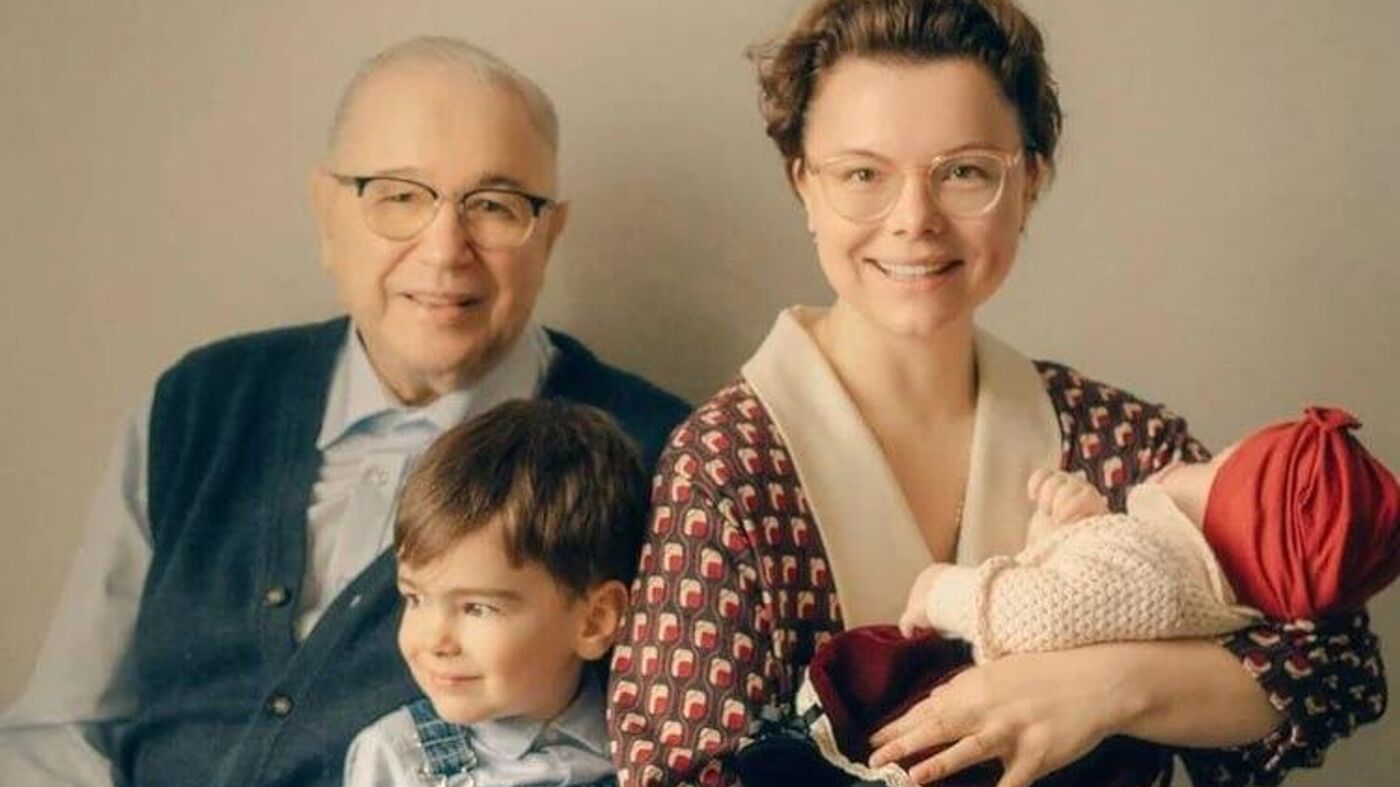 Евгений Петросян в 78 лет вновь стал отцом: появилось первое фото малышки -  13.03.2024, Sputnik Армения