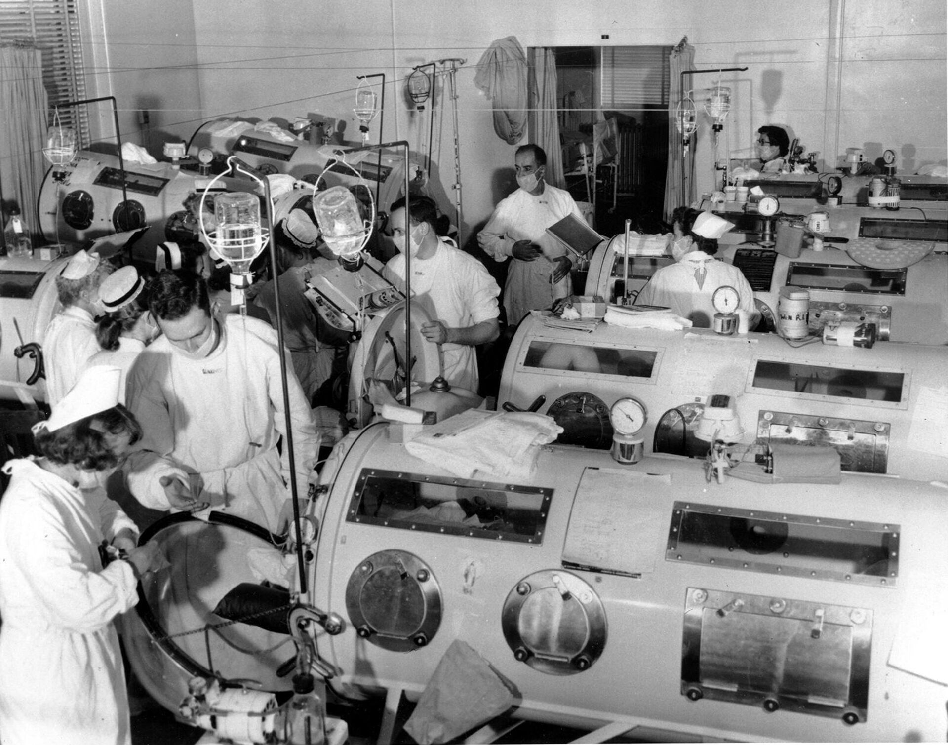 Пациенты в аппаратах искусственного дыхания в отделении неотложной помощи от полиомиелита Мемориальной больницы Хейнса в Бостоне (16 августа 1955). Массачусетс - Sputnik Армения, 1920, 13.03.2024