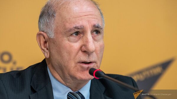 Генерал-майор Левон Степанян на пресс-конференции по теме охраны границ Армении (14 марта 2024). Еревaн - Sputnik Армения