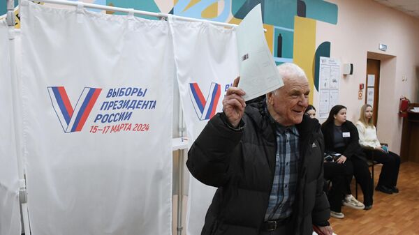 Мужчина голосует на выборах президента России на избирательном участке №4127 (15 марта 2024). Владивосток - Sputnik Армения