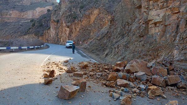 Спасатели разбирают камнепад возле 2-го поворота шоссе, ведущего в город Джермук (15 марта 2024). Вайоц Дзор - Sputnik Армения