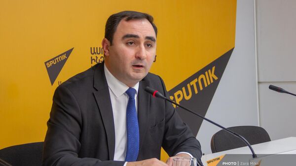 Председатель НПО Информированный и защищенный потребитель Бабкен Пипоян на пресс-конференции (15 марта 2024). Еревaн - Sputnik Արմենիա