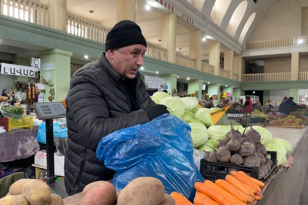 Продавец овощей крытого рынка на проспекте Комитаса - Sputnik Армения