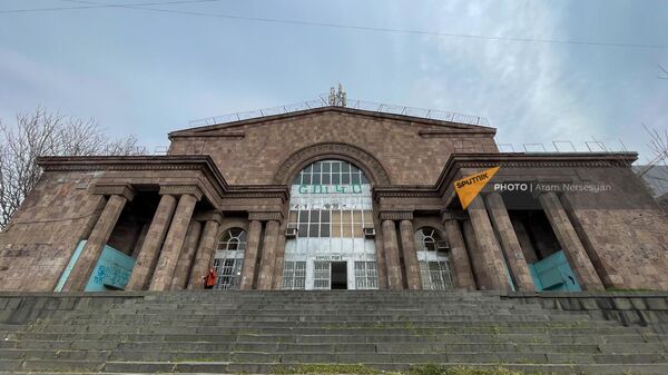 Фасад здания крытого рынка на проспекте Комитаса - Sputnik Армения