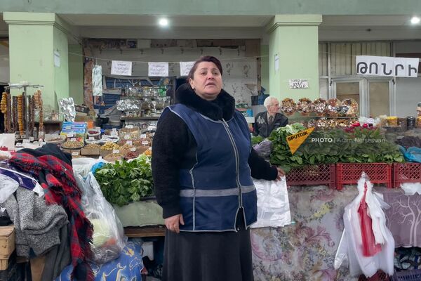 Продавщица зелени крытого рынка на проспекте Комитаса - Sputnik Армения