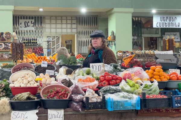 Продавщица овощей крытого рынка на проспекте Комитаса - Sputnik Армения