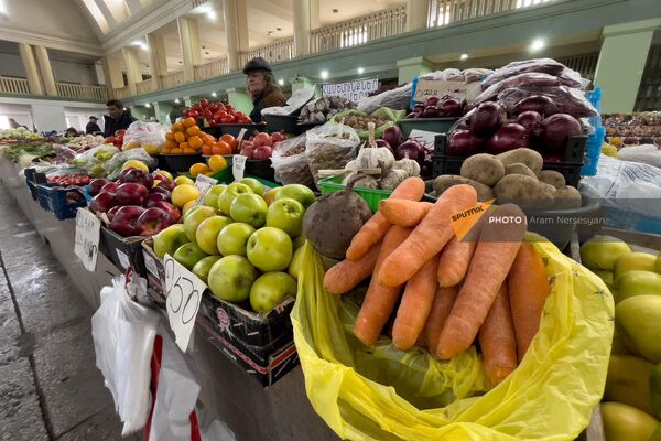 Ассортимент овощей крытого рынка на проспекте Комитаса - Sputnik Армения