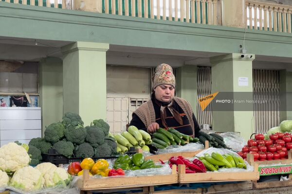 Продавщица овощей крытого рынка на проспекте Комитаса - Sputnik Армения