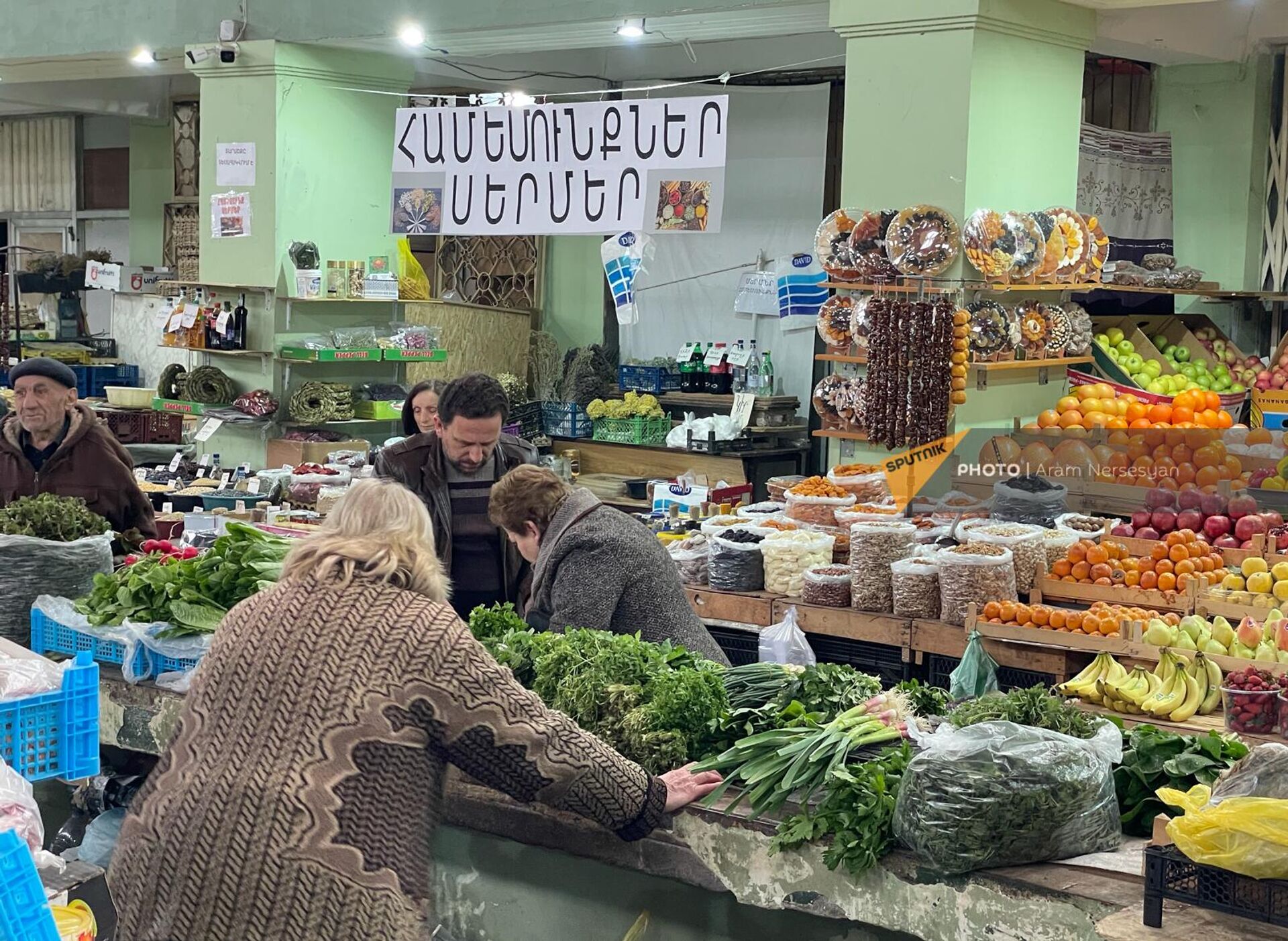 Плохие новости к 8 марта: торговцам крытого рынка на Комитаса предписали  его покинуть - 15.03.2024, Sputnik Армения