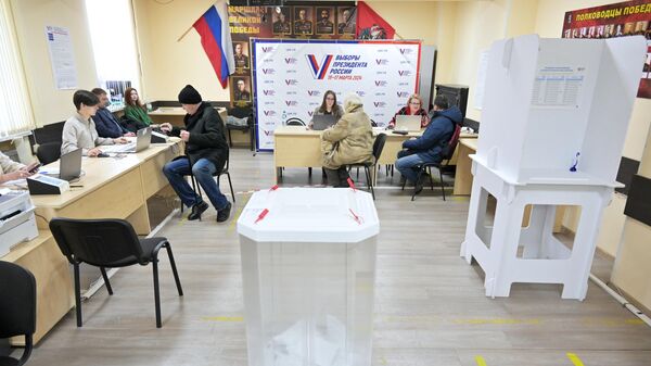 Люди голосуют на выборах президента России на избирательном участке №2149 (15 марта 2024). Москва - Sputnik Армения