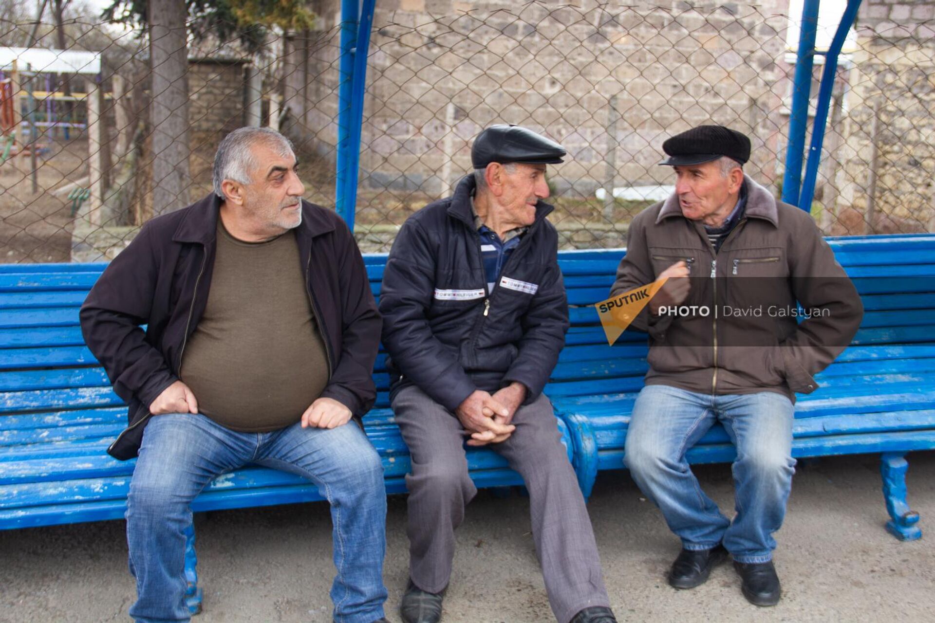 Мужчины обсуждают политику в центре села Воскепар - Sputnik Армения, 1920, 16.03.2024