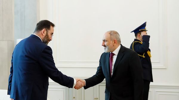 Премьер-министр Никол Пашинян принял акционера компании МТС-Армения Константина Соколова и председателя советаМТС-Армения Тиграна Гаспаряна (15 марта 2024). Еревaн - Sputnik Армения