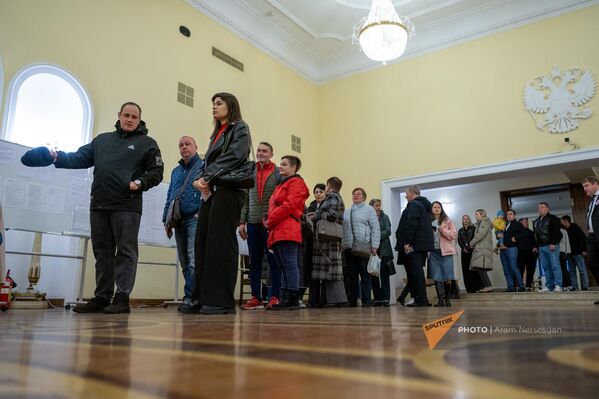 Դեսպանատան ներսում ևս քաղաքացիները շարք են կազմում՝ հերթով մոտենալով քվեախցերին - Sputnik Արմենիա