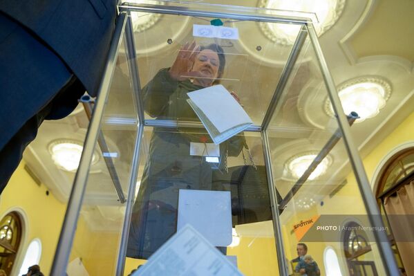 ՌԴ քաղաքացին ընտրությունը կատարել է և քվեն գցում է թափանցիկ քվեատուփի մեջ - Sputnik Արմենիա