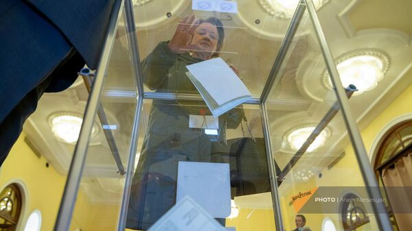 Выборы президента России на избирательном участке №8026 в посольстве РФ в Армении (17 марта 2024). Еревaн - Sputnik Армения