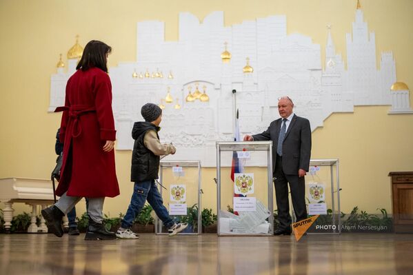 ՌԴ քաղաքացիներից շատերը երեխաների հետ են եկել քվեարկության ու նրանց հետ միասին համբերատար ժամեր են անցկացնում հերթում - Sputnik Արմենիա