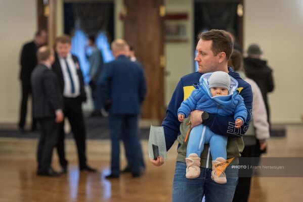 Հայրը փոքրիկի հետ քվեաթերթիկը ձեռքին մոտենում է քվեատուփին - Sputnik Արմենիա