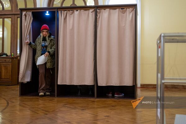 Выборы президента России на избирательном участке №8026 в посольстве РФ в Армении. - Sputnik Армения