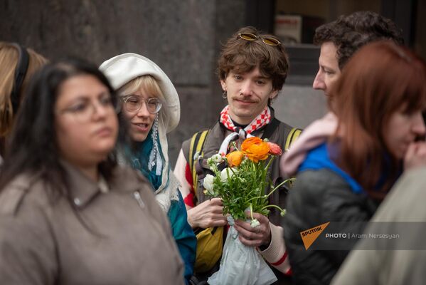 Երիտասարդ տղան քվեարկության է եկել ծաղկեփունջը ձեռքին - Sputnik Արմենիա