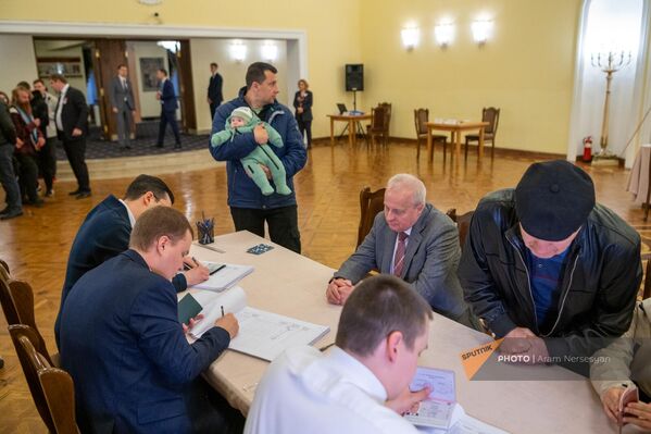 Առավոտյան առաջիններից մեկը քվեարկեց ՀՀ-ում ՌԴ դեսպան Սերգեյ Կոպիրկինը - Sputnik Արմենիա
