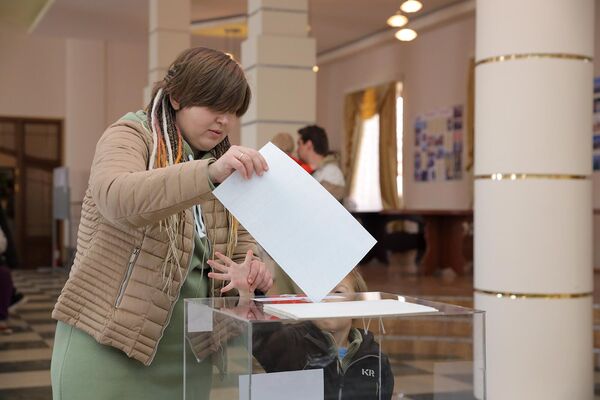 ՌԴ նախագահական ընտրությունները Գյումրիում Ռուսաստանի Դաշնության գլխավոր հյուպատոսության ընտրատեղամասում - Sputnik Արմենիա