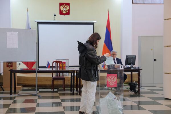 ՌԴ նախագահական ընտրությունները Գյումրիում Ռուսաստանի Դաշնության գլխավոր հյուպատոսության ընտրատեղամասում - Sputnik Արմենիա