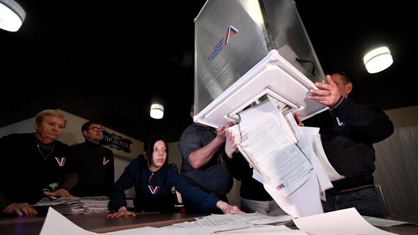 Подсчет голосов на выборах президента РФ на избирательном участке №42 (17 марта 2024). Мелитополь - Sputnik Армения