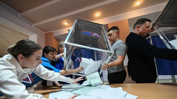 Подсчет голосов на выборах президента РФ на избирательном участке №42 (17 марта 2024). Луганск - Sputnik Армения