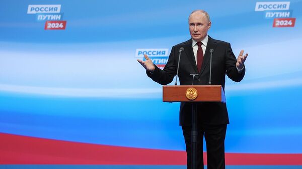 Кандидат в президенты РФ, действующий президент РФ Владимир Путин выступает перед журналистами в своем избирательном штабе (17 марта 2024). Москвa - Sputnik Армения