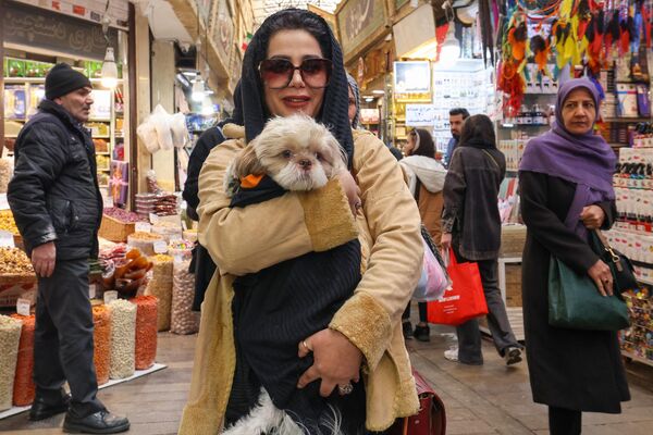 Կինը շան հետ Թեհրանի շուկայում - Sputnik Արմենիա