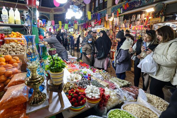 Люди делают покупки на рынке в Тегеране - Sputnik Армения