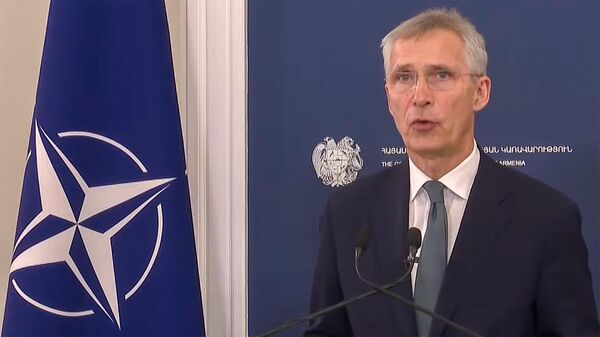 Генеральный секретарь НАТО Йенс Столтенберг выступает с заявлениями после встречи с премьером Армении (19 марта 2024). Еревaн - Sputnik Армения