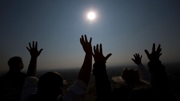 Празднование весеннего равноденствия на вершине пирамиды Солнца в Теотиуакане (21 марта 2018). Мексика - Sputnik Армения