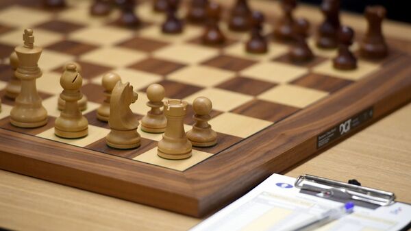 Шахматная доска с фигурами на шахматном турнире  - Sputnik Армения