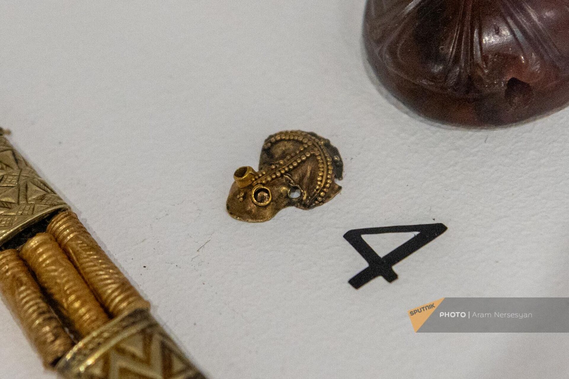 Найденные в королевской гробнице Лчашена золотая лягушка в Музее Истории Армении - Sputnik Արմենիա, 1920, 21.03.2024
