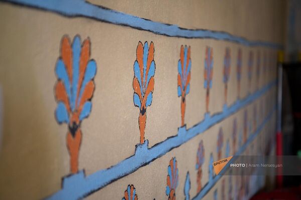 Расписанные историческими орнаментами стены гостевого дома Этиуни в Лчашене - Sputnik Армения