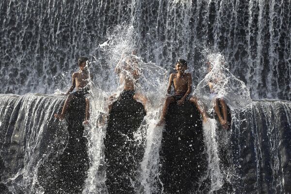 Երեխաները լողում են Ունդա գետում. Ինդոնեզիա, Բալի - Sputnik Արմենիա