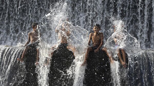 Дети купаются в реке Унда в преддверии Всемирного дня воды в Клунгкунге, Бали, Индонезия - Sputnik Армения