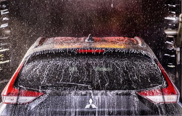 Машину моют на автомойке во Франкфурте, Германия. - Sputnik Армения