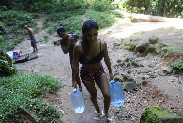 Աղջիկը խմելու ջրի շշեր է տանում Ռիո դե Ժանեյրոյում. Բրազիլիա - Sputnik Արմենիա