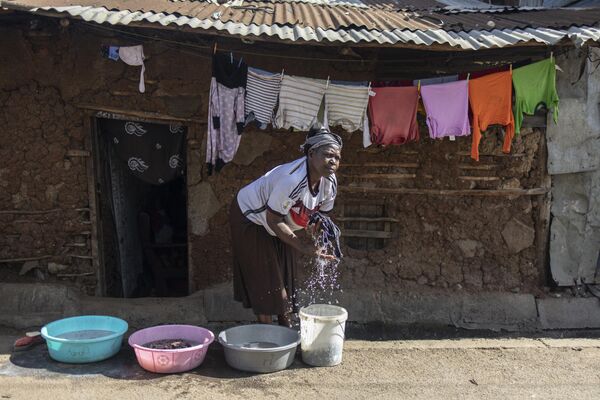 Նայրոբիի Մատարե տնակային ավաններում կինը լվացք է անում իր տան մոտ - Sputnik Արմենիա