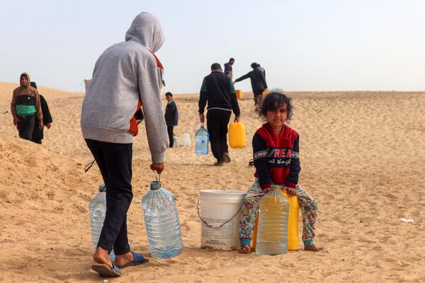 Պաղեստինցիները ջուր են տեղափոխում Գազայի հատվածի հարավում գտնվող Ռաֆահ քաղաքում տեղակայված փախստականների ճամբար - Sputnik Արմենիա