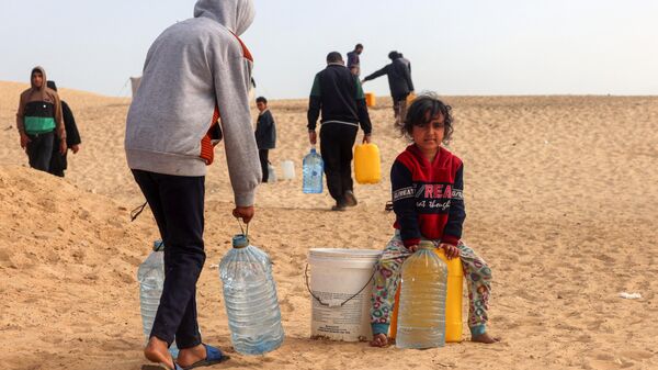 Палестинцы доставляют воду в лагерь для беженцев в Рафахе на юге сектора Газа - Sputnik Армения