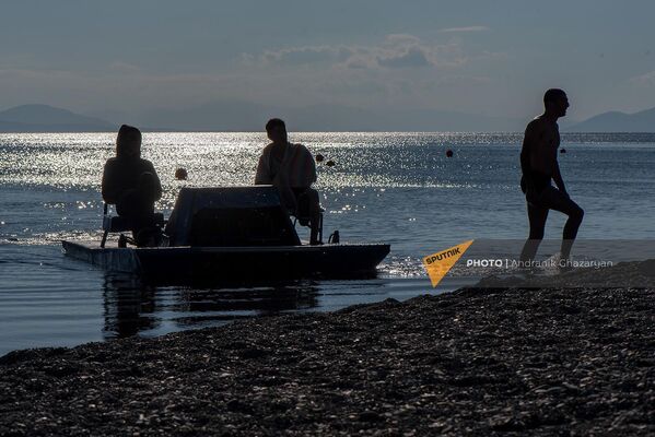 Отдыхающие на озере Севан, Армения - Sputnik Армения