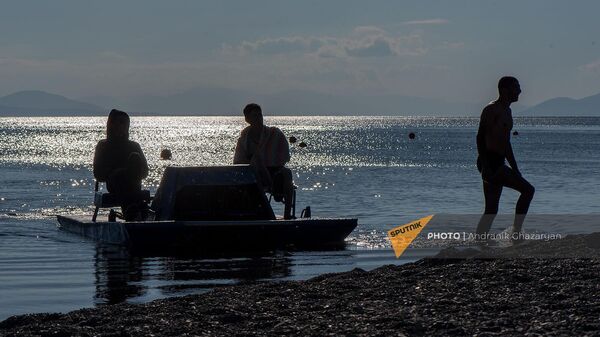 Отдыхающие на озере Севан - Sputnik Արմենիա