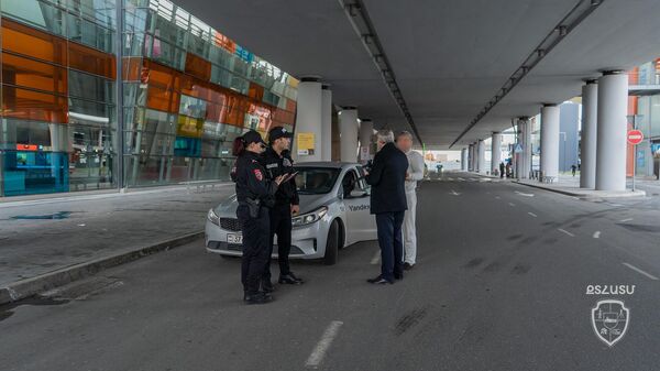 На территории аэропорта «Звартноц» проверяющий орган ГДТА РА осуществляет строгий контроль над такси - Sputnik Արմենիա