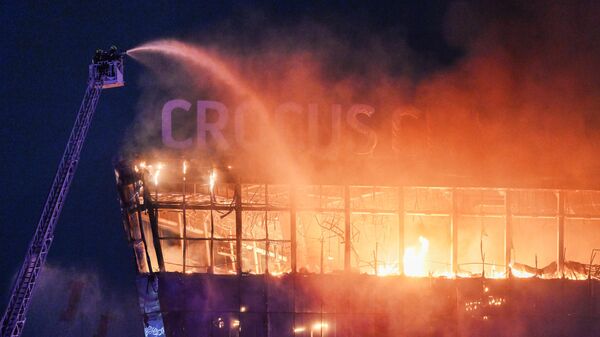 Пожарные тушат горящий концертный зал Крокус Сити Холл, где произошла стрельба (22 марта 2024). Москва
 - Sputnik Армения