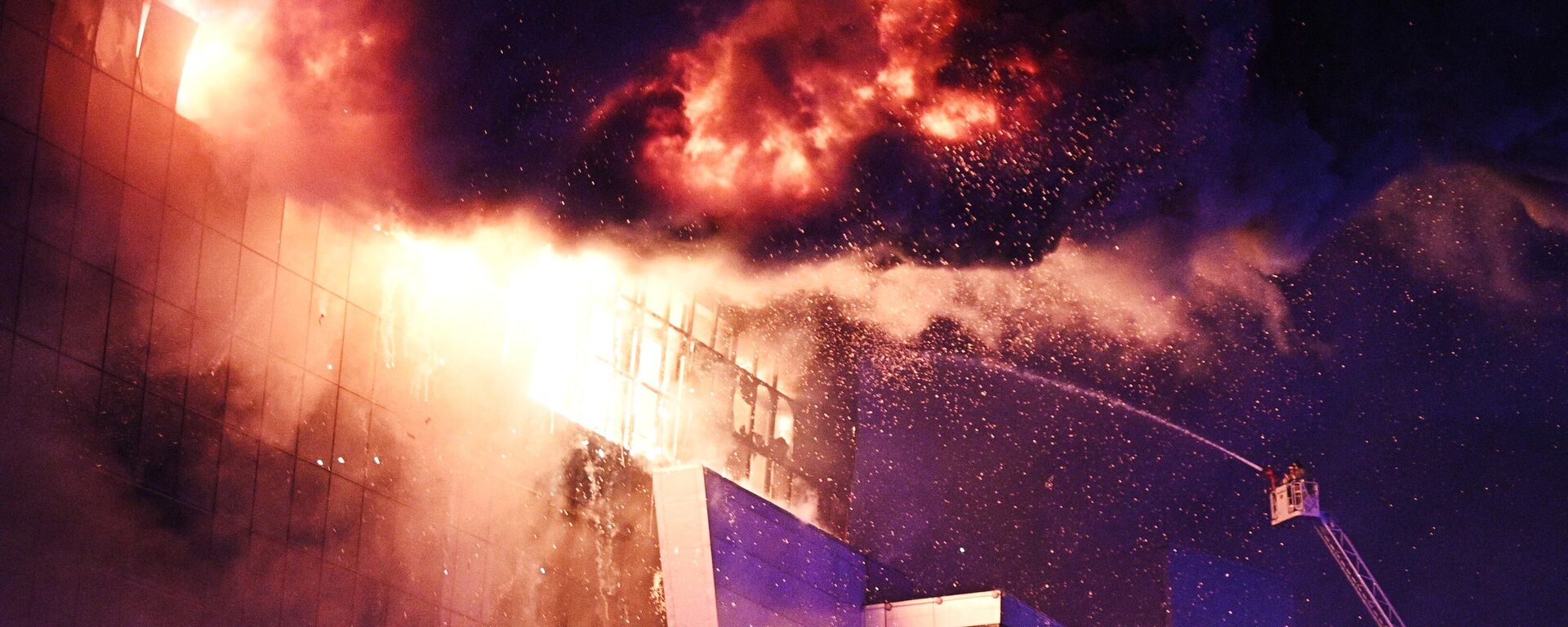 Пожарные тушат горящую крышу концертного зала Крокус Сити Холл, где произошла стрельба (22 марта 2024). Москва - Sputnik Армения, 1920, 02.04.2024