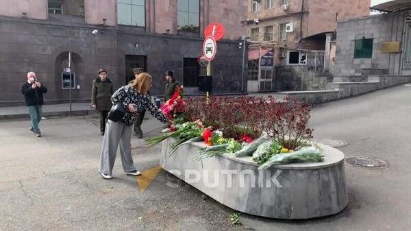 Երևանում ՌԴ դեսպանատան մոտ մարդիկ ծաղիկներ են բերում, մոմեր վառում՝ Մոսկվայում տեղի ունեցած ահաբեկչության զոհերի հիշատակին - Sputnik Արմենիա